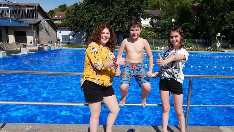 Astrid (links) und Jaqueline (rechts) feierten mit einem Schwimmbadbesuch in Eltmann den elften Geburtstag von Anthony.