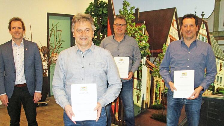 Bürgermeister René Gerner (links) überreichte den drei langjährigen Gemeinderäten (von links) Willibald Kippes, Rainer Heid und Oliver Lukaschewitsch, die Kommunale Dankesurkunde des Innenministers.