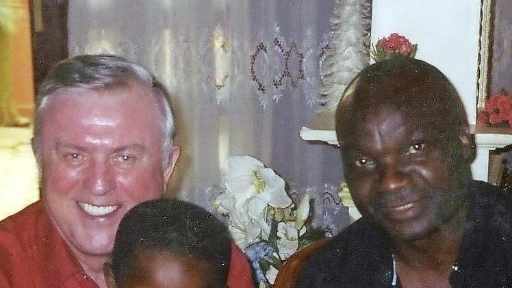 Horst Widmann 2007 bei einem Besuch in der Fußballschule von Kamerun mit Fußball-Legende Roger Milla und einem Nachwuchstalent.