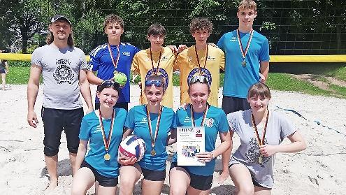 Die Beachvolleyball-Mannschaft des Frobenius-Gymnasiums Hammelburg, (links) Betreuer Manuel Potschka.