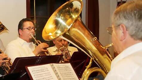 Und der Posaunenchor mit   Leiter Arnold Schneider (rechts) legt los.