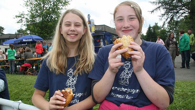 Stärkung in der Pause: Tamara Schott (11) von der Feuerwehrjugend Mannsflug und Melissa Odörfer (14) nahmen eine Auszeit bei Bratwurst mit Ketchup: "Wir haben drei Mal mit den Bobbycars geübt, die haben wir von einem Dreijährigen ausgeliehen", erzählt Tamara - und Melissa bedauerte, dass sie mit 14 schon "viel zu alt" war, um noch bei den LQN-Spielen dabei sein zu dürfen.