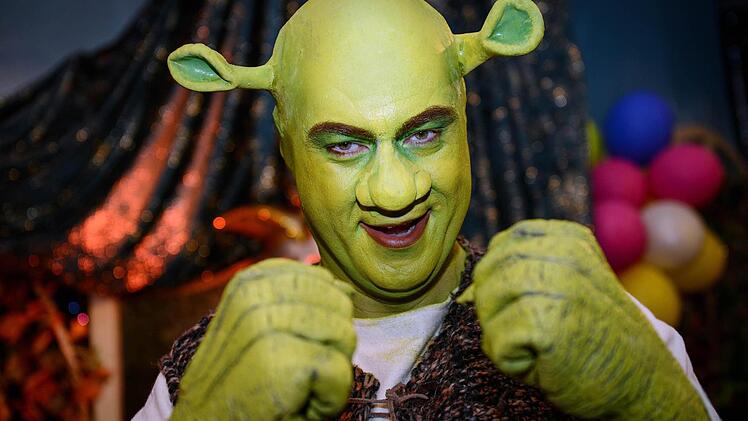 Bayerns Finanzminister Markus Söder (CSU) posiert am 21.02.2014 als «Shrek der tollkühne Held» verkleidet auf der Prunksitzung des Fränkischen Fastnachtsverbandes "Fastnacht in Franken" in Veitshöchheim bei Würzburg (Bayern). Vertreter aus Politik, Gesellschaft und Kirchen sind zur 27. Ausgabe der Frankenfastnacht geladen. Sie müssen sich auf der Prunksitzung auf derbe Sprüche, Spott und Hohn einstellen. Foto: David Ebener/dpa