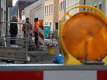 Baubesprechung in der Unterhainstraße: Aktuell werden die Gehsteige gepflastert. Bis zum Stadtfest soll die Straße fertig sein. Foto: Ulrike Müller