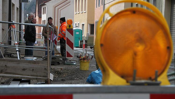 Baubesprechung in der Unterhainstraße: Aktuell werden die Gehsteige gepflastert. Bis zum Stadtfest soll die Straße fertig sein. Foto: Ulrike Müller