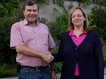 Bürgermeister Walter Ziegler gratulierte Anette Kutzner zu ihrer erfolgreichen Wahl als Ortssprecherin von Schönbach.  Fotos: Günther Geiling