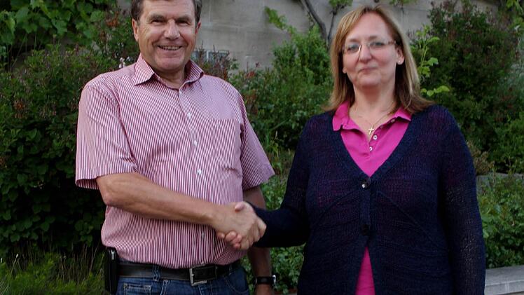 Bürgermeister Walter Ziegler gratulierte Anette Kutzner zu ihrer erfolgreichen Wahl als Ortssprecherin von Schönbach.  Fotos: Günther Geiling