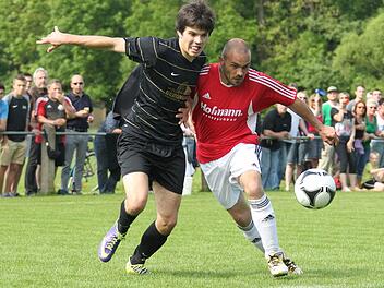 Der FC Schwarzach (rechts Marko Joite) ist knapp am direkten Aufstieg in die Kreisklasse vorbeigeschrammt und versucht nun sein Glück in der Relegation. Im letzten Saisonspiel unterlagen die Schwarzacher dem schärfsten Rivalen SV Motschenbach mit 0:1. Das Goldene Tor erzielte Christian Haas (links).  Foto: Herbert Georgius