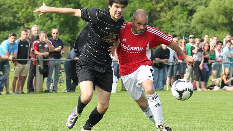 Der FC Schwarzach (rechts Marko Joite) ist knapp am direkten Aufstieg in die Kreisklasse vorbeigeschrammt und versucht nun sein Glück in der Relegation. Im letzten Saisonspiel unterlagen die Schwarzacher dem schärfsten Rivalen SV Motschenbach mit 0:1. Das Goldene Tor erzielte Christian Haas (links).  Foto: Herbert Georgius