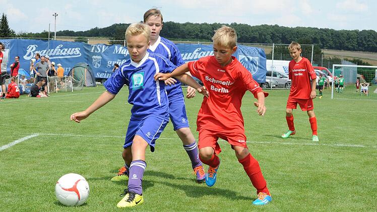 Szene aus der U-11-Begegnung der SG Oberleichtersbach (blaue Trikots) gegen den TSV Bergrheinfeld.