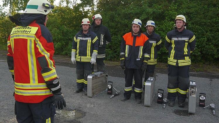 Die Dietersdorfer Feuerwehr bereitet sich auf die Leistungsprüfung vor. Foto: Berthold Köhler