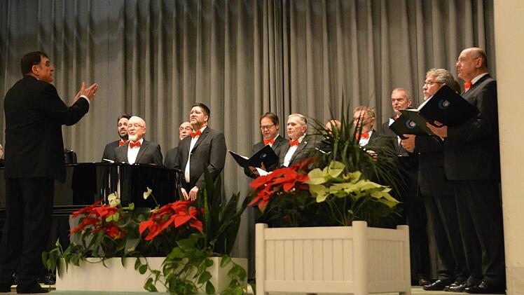 Der Männerchor des Fränkischen Sängerbundesim Bad Bockleter Kursaal. Foto: Björn Hein
