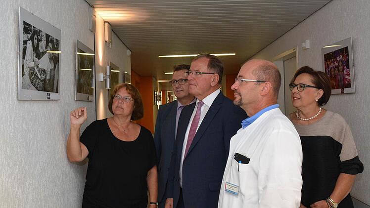 Betrachten die "Pressefotos Unterfranken 2015": Ursula Lux (BJV), Jürgen Oswald (Thoraxzentrum), Erwin Dotzel (Bezirkstagspräsident), Dr. med. Bernd Seese, Karin Renner.  Foto: Björn Hein