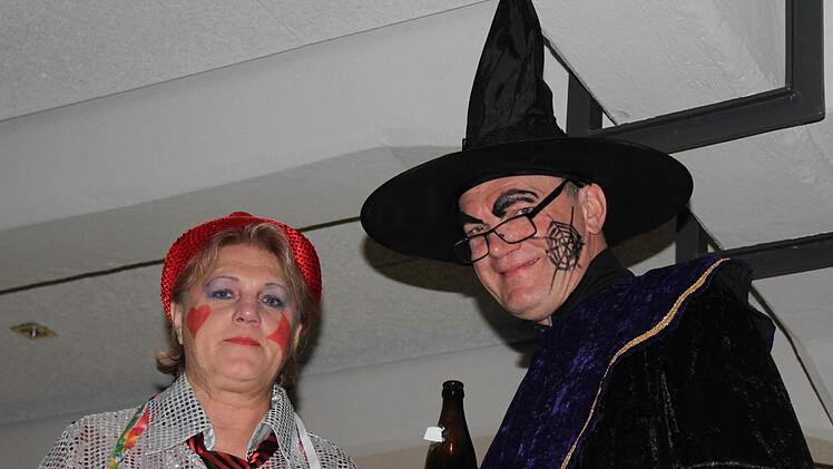 Impressionen von der Höchstadter Rosenmontagsparty. Foto: Johanna Blum