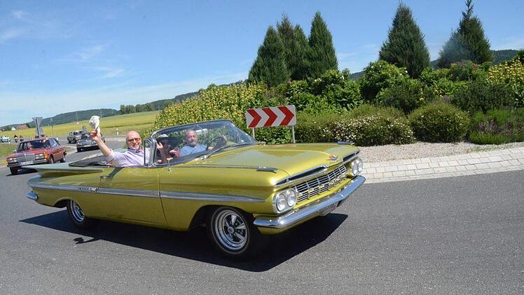 Auch Bürgermeister Egon Herrmann aus Weißenbrunn genoss offenbar die Rundfahrt im Cabrio. Foto: Karl-Heinz Hofmann