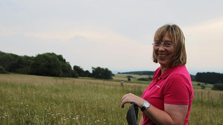 Nach getaner Arbeit gibt's für alle Helfer eine Brotzeit. Auch darum kümmert sich Bärbel Ludwig. Foto: Ulrike Müller