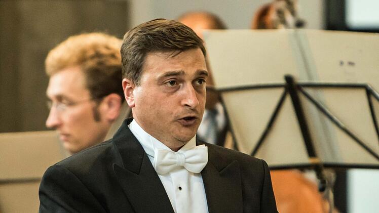 Robert Schumanns "Der Rose Pilgerfahrt" erklang beim Abschlusskonzert des Chorfestes Coburg in der Morizkirche. Zu den Solisten zählte Philipp Meierhöfer, der am Anfang seiner KArriere am Landestheater Coburg engagiert war. Foto: Jochen Berger