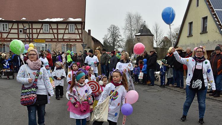 Bunt, kreativ und heiter war der  Faschingsumzug des Oberthereser Carnevalsvereins.