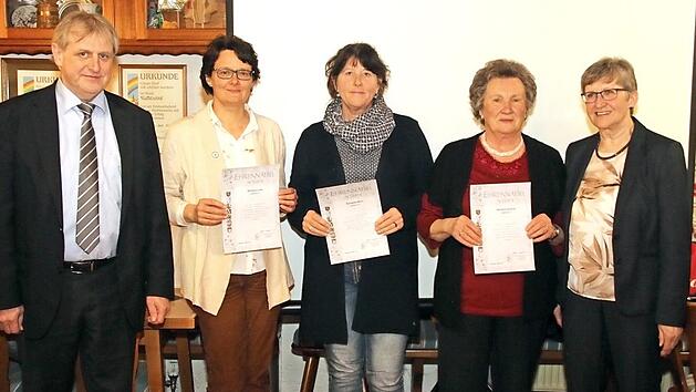 B&uuml;rgermeister Bruno Kellner mit den Geehrten (von links): Barbara Lurtz, Roswitha Wich, Barbara Schmid und Rosi Walter  Fotos: p