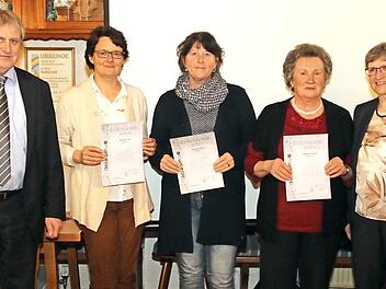 B&uuml;rgermeister Bruno Kellner mit den Geehrten (von links): Barbara Lurtz, Roswitha Wich, Barbara Schmid und Rosi Walter  Fotos: p
