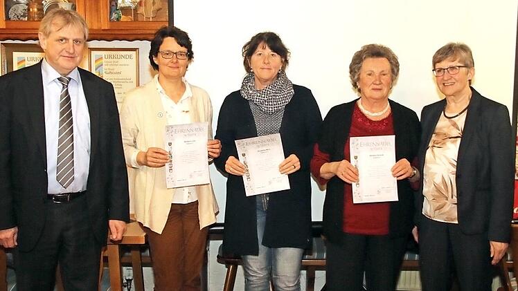 B&uuml;rgermeister Bruno Kellner mit den Geehrten (von links): Barbara Lurtz, Roswitha Wich, Barbara Schmid und Rosi Walter  Fotos: p