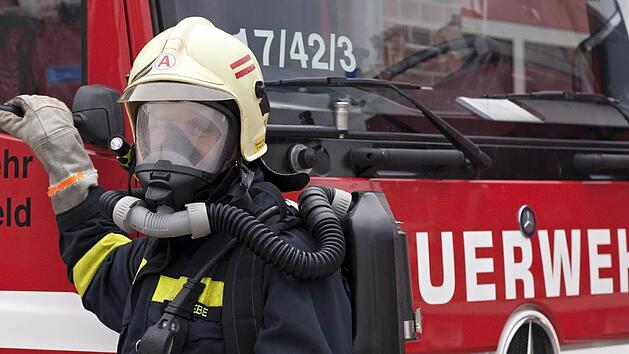 Bei einem Brand in einem Einfamilienhaus in Hohenroth (Landkreis Rh&ouml;n-Grabfeld) wurde am Freitagnachmittag eine Frau verletzt. Foto: Arno Burgi dpa/lbn