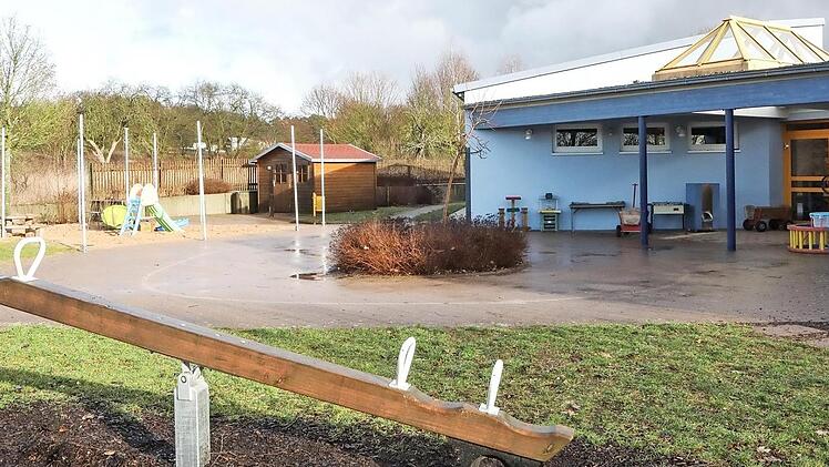 In diesem Bereich vor dem "Regenbogen"-Kindergarten soll der Krippen-Anbau errichtet werden.