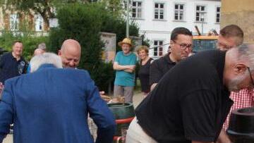 Bieranstich und ein Prosit auf die Kirchweih.