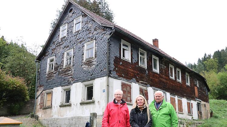 Heinz Köhler (links), Odette Eisenträger-Sarter (Arbeitskreis Synagoge) und Kreisheimatpfleger Dieter Lau vor dem "Zapfenhaus"  Foto: Rainer Glissnik