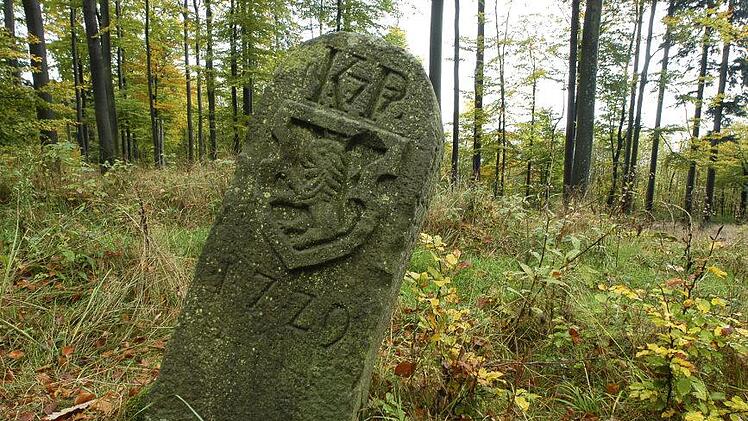 Grenzstein von 1729 an der Mottener Haube. Foto: Jürgen Hüfner