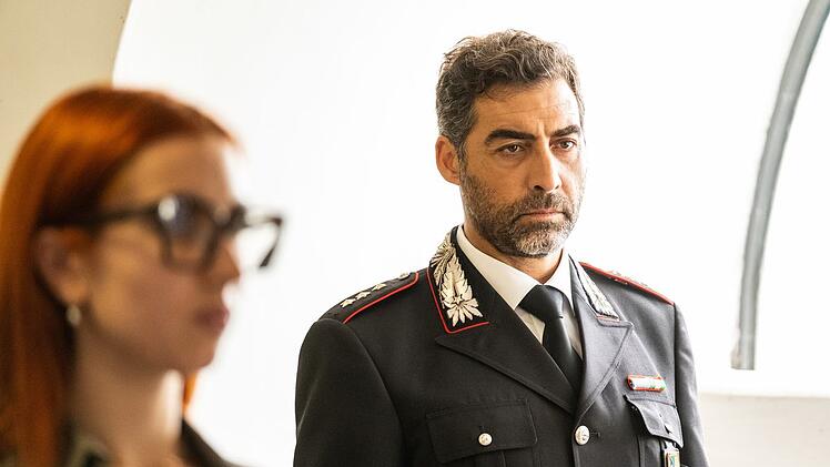Warum wurde der Wohltäter Franco Gori ermordet? Capitano Giovanni Riva (Giovanni Cirfiera) ist ratlos.
