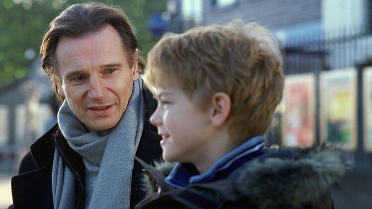 Sam (Thomas Brodie Sangster, rechts) versucht mit Hilfe seine Stiefvaters (Liam Neeson) alles, damit sich die amerikanische Austauschsch&uuml;lerin Joanna in ihn verliebt.