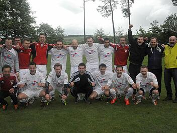 Zurück in der Kreisliga Rhön: Unser Bild zeigt das Bad Brückenauer Meister-Team mit (hinten, von links) David Schüßler, Torwarttrainer Marco Reinisch, Philipp Kreß, Burkhard Schüßler, Philipp Jakobsche, Alexandru Ijac, Marcel Gebhart, Adrian Neagu, Markus Klüpfel, Jaroslav Mierzwiak, Trainer Artur Trebacz und Abteilungsleiter Heribert Jakobsche sowie (vorne, von links) Erol Sevinc, Florian Jakobsche, Alexander Krämer, Konstantin Bengart, Benjamin Gold, Alex Gartung und Konstantin Steigerwald....