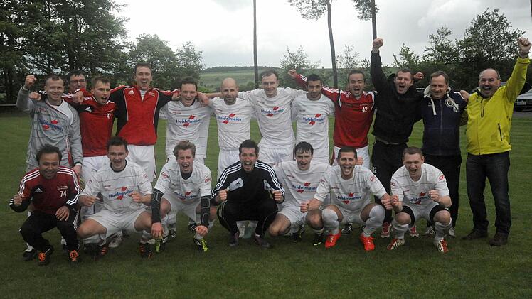 Zurück in der Kreisliga Rhön: Unser Bild zeigt das Bad Brückenauer Meister-Team mit (hinten, von links) David Schüßler, Torwarttrainer Marco Reinisch, Philipp Kreß, Burkhard Schüßler, Philipp Jakobsche, Alexandru Ijac, Marcel Gebhart, Adrian Neagu, Markus Klüpfel, Jaroslav Mierzwiak, Trainer Artur Trebacz und Abteilungsleiter Heribert Jakobsche sowie (vorne, von links) Erol Sevinc, Florian Jakobsche, Alexander Krämer, Konstantin Bengart, Benjamin Gold, Alex Gartung und Konstantin Steigerwald....