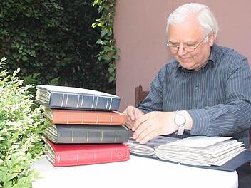 Der Kulmbacher Hans-Reinhard Vetterlein sammelt seit 50 Jahren Biermarken. Foto: Stephan Tiroch