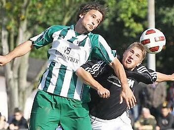 Wieder im Neudrossenfelder Trikot: Perparim Gashi (links), hier 2010 im Landesliga-Spiel gegen den FSV Erlangen-Buck. Foto: Monika Limmer