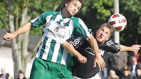 Wieder im Neudrossenfelder Trikot: Perparim Gashi (links), hier 2010 im Landesliga-Spiel gegen den FSV Erlangen-Buck. Foto: Monika Limmer