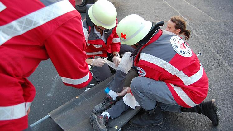 Die Ausbildung ist den Sanitätern wichtig. Hier bei einer Übung gemeinsam mit den Feuerwehren.  Foto: Günther Straub