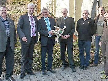 Der Förderverein Jugendwaldheim Lauenstein hat einen neuen Vorstand. Das Bild zeigt (von links) Dietmar Schmidt (Beisitzer), den neuen Vorsitzenden Bürgermeister Timo Ehrhardt, den bisherigen Vorsitzenden und Landrat Oswald Marr mit dem aus Dankbarkeit überreichten Nistkasten, Forstdirektor Michael Schneider (neuer Zweiter Vorsitzender), Hermann Henniger (neuer Beisitzer), Kassier Peter Schwarzmeier und Schriftführerin Melanie Schwarzmeier. Foto: K.- H. Hofmann