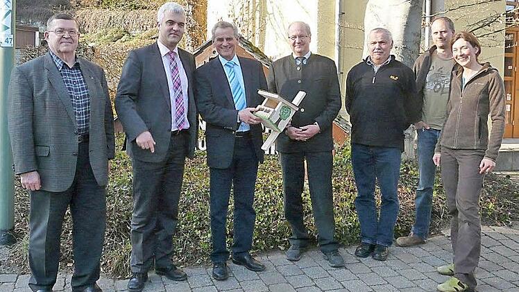 Der Förderverein Jugendwaldheim Lauenstein hat einen neuen Vorstand. Das Bild zeigt (von links) Dietmar Schmidt (Beisitzer), den neuen Vorsitzenden Bürgermeister Timo Ehrhardt, den bisherigen Vorsitzenden und Landrat Oswald Marr mit dem aus Dankbarkeit überreichten Nistkasten, Forstdirektor Michael Schneider (neuer Zweiter Vorsitzender), Hermann Henniger (neuer Beisitzer), Kassier Peter Schwarzmeier und Schriftführerin Melanie Schwarzmeier. Foto: K.- H. Hofmann