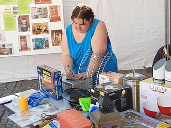Beim diesjährigen Haßfurter Straßenfest war Michaela Majewski aus Zeil am Flohmarkt-Stand der "Offenen Hilfen" der Lebenshilfe Haßberge im Einsatz. Jetzt freut sich die 28-Jährige auf den Fachtag "Freizeit", der am 14. November in Münnerstadt stattfindet.  Foto: Ralf Naumann