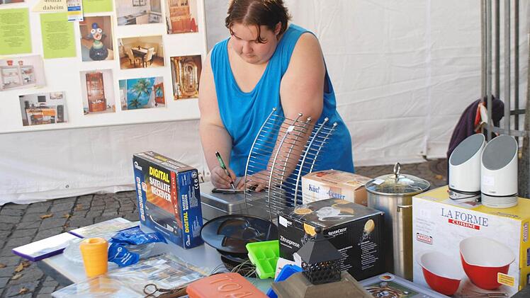 Beim diesjährigen Haßfurter Straßenfest war Michaela Majewski aus Zeil am Flohmarkt-Stand der "Offenen Hilfen" der Lebenshilfe Haßberge im Einsatz. Jetzt freut sich die 28-Jährige auf den Fachtag "Freizeit", der am 14. November in Münnerstadt stattfindet.  Foto: Ralf Naumann