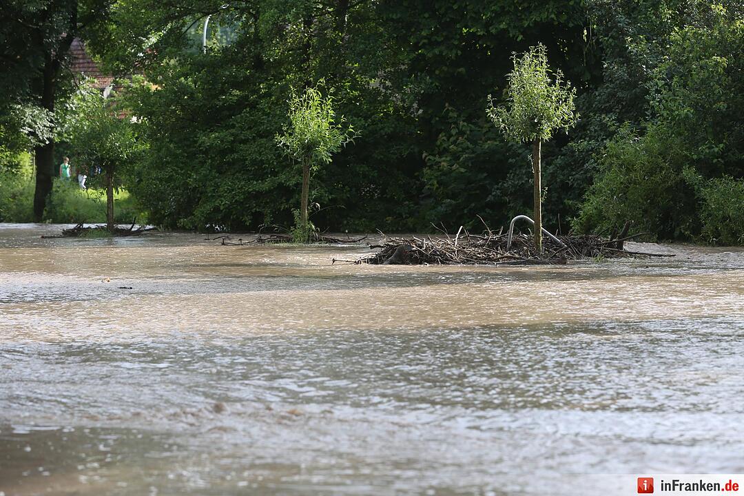 Erneuter Starkregen setzt Ortschaften unter Wasser
