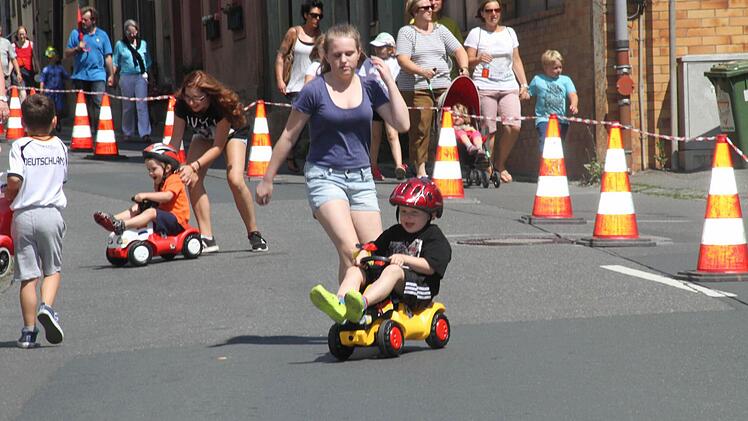 Mit dem Bobby-Car die Lichtenfelser Straße hinabzubrausen machte vielen Kindern Spaß.  Foto: Gerda Völk