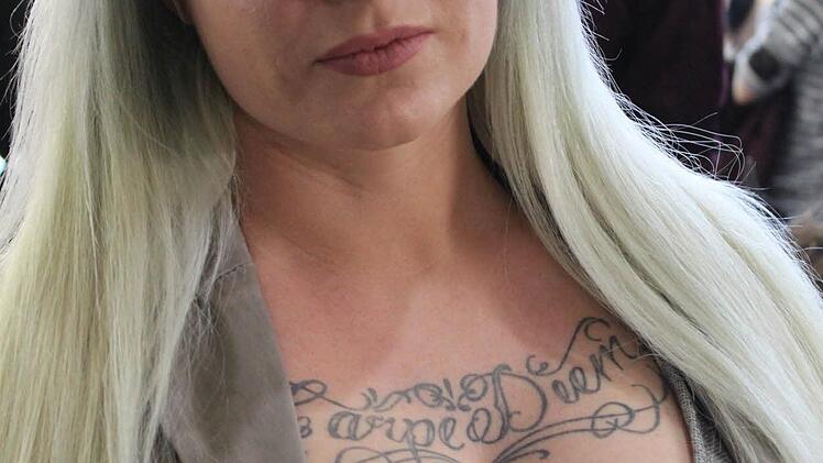 Jenny aus Neustadt b. Coburg ist selbst Tätowiererin. Der Besuch der Messe könnte Ausdruck des auf ihr Geschriebenen sein: Carpe diem - nutze den Tag!