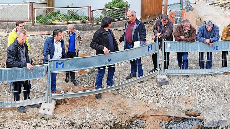 Auf der Baustelle Ludwigstraße/Dorfplatz in Poppenlauer tagte der Marktgemeinderat und genehmigte einige Mehrkosten. Die Bauarbeiten liegen voll im Zeitplan, versicherte Architekt Lohmann.  Foto: Dieter Britz