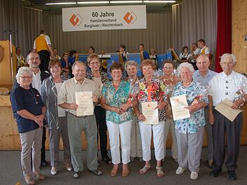 Ein halbes Jahrhundert im Familienverband sind Richard Katzenberger, Renate Katzenberger, Irmgard Katzenberger, Irmgard Erhard, Maria Haas, Elisabeth Erhard, Elisabeth Kunzmann, Arnold Erhard, Edgar Beck.  Fotos: Manfred Mellenthin