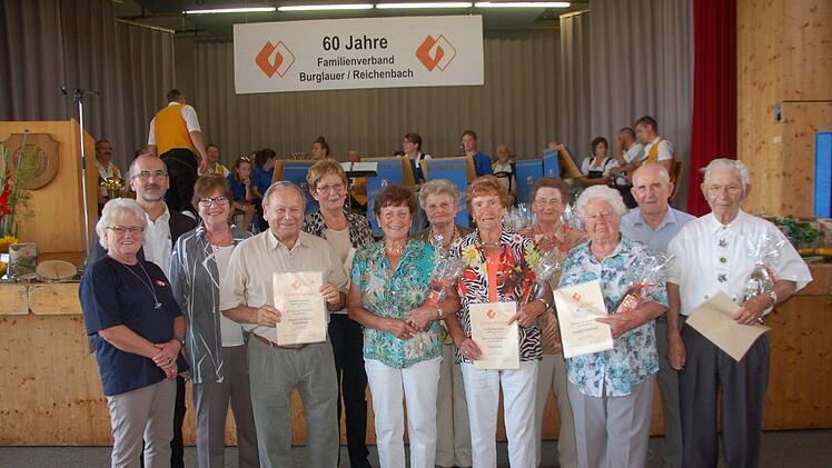Ein halbes Jahrhundert im Familienverband sind Richard Katzenberger, Renate Katzenberger, Irmgard Katzenberger, Irmgard Erhard, Maria Haas, Elisabeth Erhard, Elisabeth Kunzmann, Arnold Erhard, Edgar Beck.  Fotos: Manfred Mellenthin