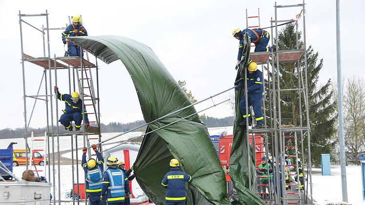 Der Wind erschwerte den Aufbau der "Waschanlage" für Fahrzeuge. Foto: Peter Rauch
