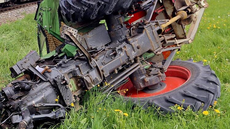 Es ist der vierte tödliche Unfall mit einem Traktor in Bayern innerhalb von nur drei Tagen: Ein 82-Jähriger aus Schwaben wurde von seinem eigenen Traktor überrollt und starb. Symbolfoto: Ralf Zwiebler/dpa